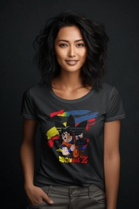 Femeie cu păr ondulat și zâmbitoare, purtând un tricou negru cu un design grafic ce prezintă un personaj din Dragon Ball Z pe un fundal colorat, pozând într-un studio cu fundal întunecat.