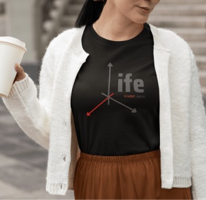 Femeie purtând un tricou negru cu un design grafic care formează cuvântul 'life' și mesajul 'is short. live it!', alături de săgeți stilizate, îmbrăcată într-un cardigan alb și ținând o cană de cafea.