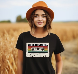 Femeie zâmbitoare purtând un tricou cu o casetă audio și textul ''Best of 2004''