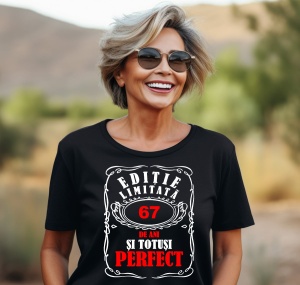 Femeie care poartă un tricou negru personalizat cu mesajul: ''67 de ani si totusi perfect'