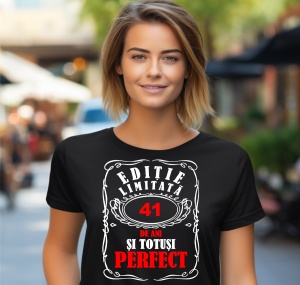 Femeie care poartă un tricou negru personalizat cu mesajul: ''41 de ani si totusi perfect'
