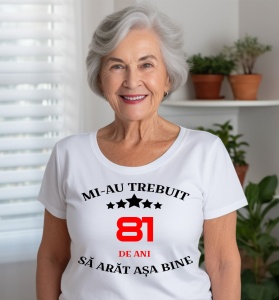 Femeie care poartă un tricou alb personalizat cu mesajul: ''Mi-au trebuit 81 de ani sa arat asa bine''