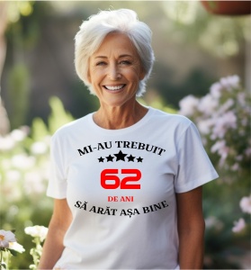 Femeie care poartă un tricou alb personalizat cu mesajul: ''Mi-au trebuit 62 de ani sa arat asa bine''