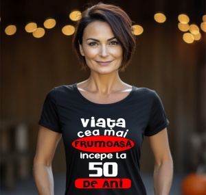 Femeie care poartă un tricou negru personalizat cu mesajul: ''Viata cea mai frumoasa incepe la 50 de ani''.