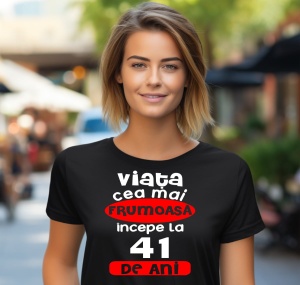 Femeie care poartă un tricou negru personalizat cu mesajul: ''Viata cea mai frumoasa incepe la 41 de ani''.