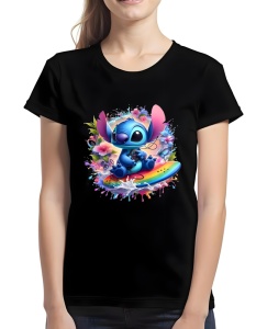 Femeie purtând un tricou negru cu un design colorat ce înfățișează un personaj animat stilizat, cu urechi mari(Stitch), stând pe o placă de surf, înconjurat de flori și stropi de apă colorată.
