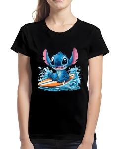 Tricou negru cu un design colorat care înfățișează personajul Stitch din 'Lilo & Stitch', stând pe o placă de surf și înconjurat de valuri de apă, pe un fundal vibrant.