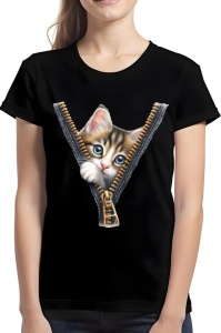 Femeie purtând un tricou negru cu un design ce ilustrează un pui de pisică tigrată privind din spatele unui fermoar deschis.