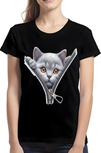 Femeie purtând un tricou negru cu un design ce ilustrează un pui de pisică gri cu ochi portocalii, apărând din spatele unui fermoar deschis.