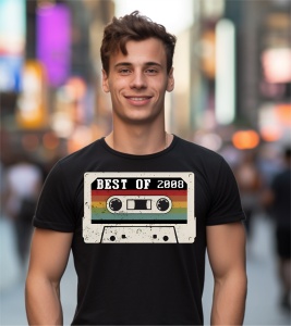 Un bărbat zâmbitor purtând un tricou negru cu o imagine stilizată a unei casete audio și textul ''Best of 2008''.
