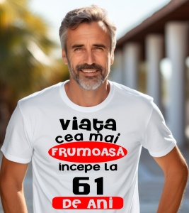 Un bărbat purtând un tricou alb cu textul ''Viața cea mai frumoasă începe la 61 de ani''.