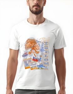 Bărbat purtând un tricou alb cu un design grafic dedicat fotbalistului Bill Tuiloma. Grafica include mai multe imagini cu Tuiloma în diferite ipostaze sportive, purtând echipamentul echipei sale. Numele 'Bill Tuiloma' este afișat în partea dreaptă, scris 