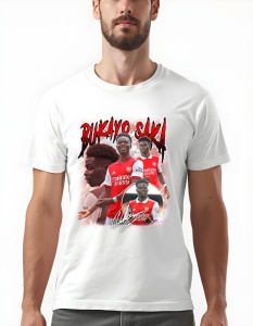 Bărbat purtând un tricou alb cu un design grafic al fotbalistului Bukayo Saka, reprezentat în diverse ipostaze în echipamentul roșu-alb al echipei Arsenal, cu numele 'Bukayo Saka' scris într-un font roșu stilizat deasupra și semnătura sa dedesubt.