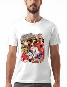 Bărbat purtând un tricou alb cu un design grafic al lui Cristiano Ronaldo, cunoscut și ca CR7, prezentându-l în diverse momente importante din cariera sa. Designul include imagini cu Ronaldo ținând trofee, purtând diferite echipamente de joc și în acțiune