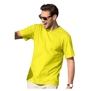Barbat vesel si tanar cu ochelari de soare la ochi poarta un tricou barbat simplu elegant din bumbac de culoare galben lamaie