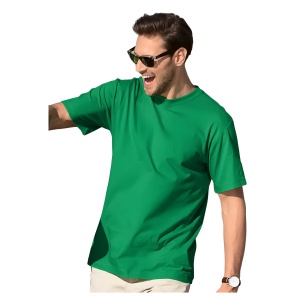 Barbat vesel si tanar cu ochelari de soare la ochi poarta un tricou barbat simplu elegant din bumbac de culoare verde mediu