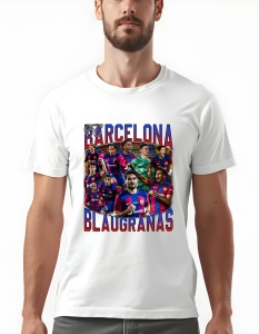 Bărbat purtând un tricou alb cu imprimeu grafic al jucătorilor echipei FC Barcelona în diverse ipostaze, cu textul 'Barcelona Blaugranas' scris în culorile roșu și albastru în partea de sus și jos.