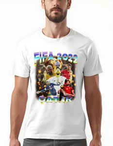 Bărbat purtând un tricou alb cu un design grafic dedicat FIFA 2022 Qatar, reprezentând mai mulți jucători iconici din competiție, cu trofeul Cupei Mondiale în fundal și textul 'FIFA 2022 Qatar' într-un font colorat în partea de sus și de jos a imaginii.