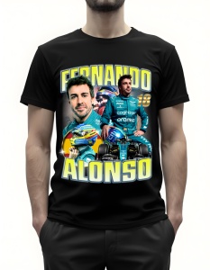Bărbat purtând un tricou negru cu grafică imprimată, prezentând mai multe imagini ale pilotului de curse Fernando Alonso, inclusiv numărul său și numele 'Fernando Alonso', pe un fundal colorat.