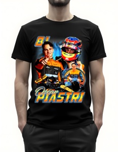 Bărbat purtând un tricou negru cu grafică imprimată, prezentând mai multe imagini ale pilotului de curse Oscar Piastri, inclusiv numărul său '81' și numele 'Oscar Piastri', pe un fundal colorat.