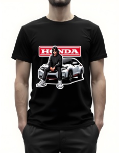 Bărbat purtând un tricou negru cu grafică imprimată, arătând un bărbat cu ochelari de soare, îmbrăcat în negru, stând pe capota unei mașini Honda, cu logo-ul și textul 'HONDA' în fundal.