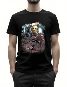 Tricou negru cu un design inspirat din Friday the 13th, prezentându-l pe Jason Voorhees în prim-plan, purtând celebra sa mască de hochei și ținând un cuțit însângerat. În fundal, o scenă de la cabană cu doi oameni care fug, ilustrând tensiunea și atmosfer