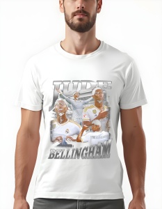 Bărbat purtând un tricou alb cu design grafic al fotbalistului Jude Bellingham în echipamentul echipei Real Madrid, prezentând mai multe imagini ale jucătorului în diferite ipostaze. Numele 'Jude Bellingham' este scris cu litere mari argintii în partea de