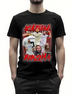 Bărbat purtând un tricou negru cu un design grafic al fotbalistului Karim Benzema, reprezentat în diverse ipostaze pe teren în echipamentul Real Madrid, alături de trofeul Balonul de Aur, cu textul 'Karim Benzema' scris într-un font roșu stilizat deasupra