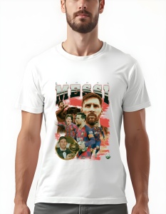 Bărbat purtând un tricou alb cu un design grafic al fotbalistului Lionel Messi, reprezentat în diverse ipostaze din cariera sa la FC Barcelona, cu numele 'Messi' deasupra și imagini cu momente importante, inclusiv o fotografie cu trofeul Balonul de Aur.