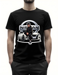 Bărbat purtând un tricou negru cu un design grafic reprezentând un tânăr așezat pe capota unei mașini Nissan albă, purtând ochelari de soare și o ținută casual, cu logo-ul Nissan afișat pe fundal.