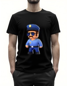 Bărbat purtând un tricou negru cu un design grafic reprezentând un polițist stilizat, purtând uniformă albastră, șapcă cu insignă, ochelari de soare și mustață.