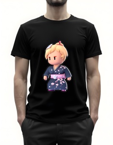Bărbat purtând un tricou negru cu un design grafic reprezentând un personaj simpatic îmbrăcat într-un kimono tradițional albastru închis, decorat cu flori roz, având părul blond și un accesoriu roșu în păr.