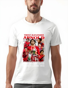Bărbat purtând un tricou alb cu un design grafic dedicat fotbalistului Trent Alexander-Arnold, ilustrându-l în diverse ipostaze în tricoul echipei Liverpool. În partea de sus este inscripționat numele său, iar în partea de jos este un text ce reflectă o d