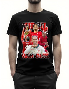 Bărbat purtând un tricou negru cu grafică imprimată, prezentând mai multe imagini ale fotbalistului Virgil van Dijk în echipamentul echipei Liverpool, inclusiv numele 'Virgil van Dijk', pe un fundal roșu.