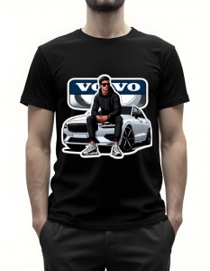 Bărbat purtând un tricou negru cu un design grafic ce prezintă un tânăr îmbrăcat în negru, stând pe capota unei mașini Volvo alb-argintie. În fundal, apare logo-ul Volvo, cu litere albe pe un fundal albastru și gri, încadrat de simbolul mărcii.