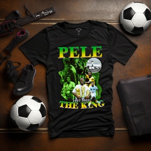 Tricou negru cu un design dedicat lui Pelé, incluzând imagini ale fotbalistului și textul 'Pelé The King', așezat pe o suprafață alături de mingi de fotbal, ghete și accesorii sportive.