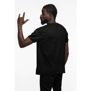 Bărbat privit din spate purtand un tricou negru