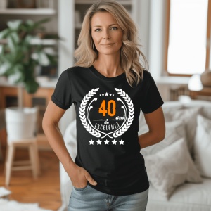 Femeie care poartă un tricou negru personalizat cu mesajul: ''40 ani de excelenta''
