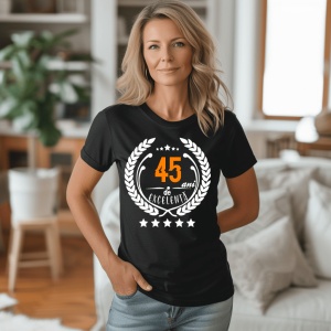 Femeie care poartă un tricou negru personalizat cu mesajul: ''45 ani de excelenta''