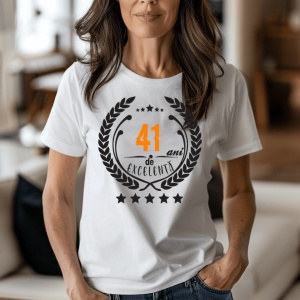 Femeie zâmbitoare purtând un tricou personalizat cu mesajul: ''41 ani de excelenta''