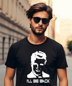 Un bărbat purtând un tricou negru cu un design alb-negru ce prezintă un portret stilizat al lui Arnold Schwarzenegger și textul 'I'll Be Back', referință iconică din filmul Terminator.