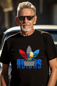 Bărbat în vârstă purtând ochelari de soare și un tricou negru cu un design parodic, având o imagine cu Bart Simpson ca DJ, în fața unui logo Adidas stilizat în culori roșu, gri și albastru.