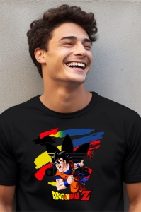 Un bărbat tânăr zâmbitor purtând un tricou negru cu design Dragon Ball Z, înfățișându-l pe Goku, cu un logo adidas și un fundal colorat.