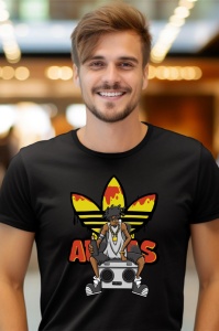 Bărbat zâmbitor purtând un tricou negru cu un design animat ce înfățișează un personaj în stil hip-hop, stând pe un casetofon și purtând o pălărie, alături de logo-ul Adidas cu un design colorat galben și portocaliu.