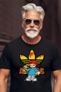Bărbat cu păr și barbă albă, purtând ochelari de soare și un tricou negru cu un design grafic vibrant, având un personaj cu pălărie roșie, pe un fundal de linii galbene, într-un cadru urban.