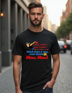 Bărbat purtând un tricou negru cu un design vesel ce include un personaj stilizat ținând o inimioară și texte în spaniolă și română, cum ar fi 'Hola, mami! Que guapa!' și 'Stilul meu e așa, mai chulo! Miau, Miau!'