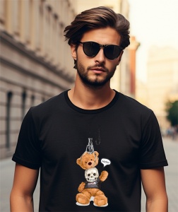 Bărbat purtând un tricou negru cu un design grafic ce înfățișează un ursuleț de pluș prins într-un cârlig de pescuit, având un tricou cu un craniu și un balon de vorbire cu textul 'Hello'.