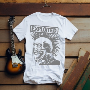 Tricou alb, pe care este imprimat un design clasic al trupei punk "The Exploited". Grafica include un craniu cu un mohawk distinct și textul "The Exploited" încadrat într-un dreptunghi deasupra imaginii. Tricoul este așezat pe o suprafață din lemn, alătur