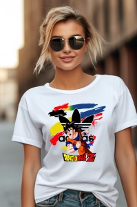 Femeie purtând un tricou alb cu un design colorat ce îl înfățișează pe Goku din Dragon Ball Z, având un logo stilizat Adidas în fundal, decorat cu stropi de culoare roșu, galben, albastru și negru, iar textul Dragon Ball Z apare dedesubt.