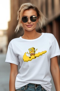 Femeie purtând ochelari de soare și un tricou alb cu un design de SpongeBob stând pe un val galben stilizat, într-o locație urbană.